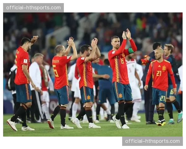 特写：终场哨响，提前保级成功的克莱蒙球员与球迷共同庆祝